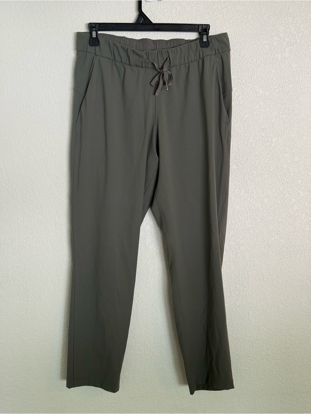 Lululemon On The Fly Pant *27"
Grey Sage